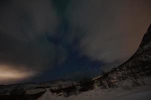 aurora borealis groen noorderlicht boven bergen foto