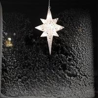 ster voor bliksem in de venster en decoratie gedurende de winter tijd foto