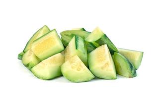 gesneden komkommer of cucumis melo geïsoleerd op witte achtergrond foto
