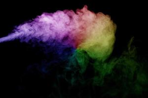 abstracte rook geïsoleerd op zwarte achtergrond, regenboogpoeder foto