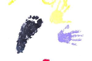 kleurrijk handen en foots afdrukken foto