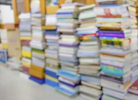 stack van boeken in de bibliotheek wazig achtergrond foto