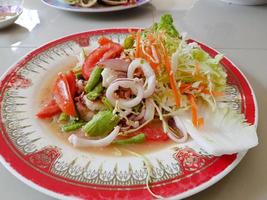 Thais stijl salade zeevruchten Aan tafel foto