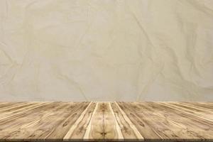 top bureau met verfrommeld bruin papier getextureerde achtergrond, houten tafel foto