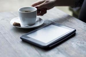 tablet en koffie foto