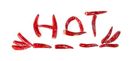rode gemalen paprika of droge chili peper geïsoleerd op een witte achtergrond foto