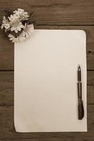 een vel van papier met een pen Aan houten kantoor bureau,filter effect. foto