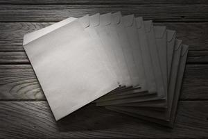 bruin brief omhullen Aan houten tafel foto