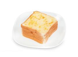brood gesneden met oranje jam verspreiding Aan schotel geïsoleerd Aan wit achtergrond ,erbij betrekken knipsel pad foto
