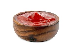 tomaat saus in houten kom geïsoleerd Aan wit achtergrond foto