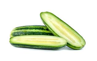 gesneden komkommer of cucumis melo geïsoleerd op witte achtergrond foto