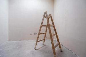 ladder in interieur van appartement foto