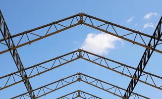 stalen structuur met blauwe hemelachtergrond foto