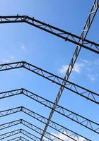 stalen structuur met blauwe hemelachtergrond foto