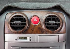 noodgeval knop in auto met lucht ventilatieopeningen foto