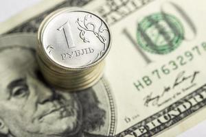 Russische roebels munten en dollar biljetten close-up