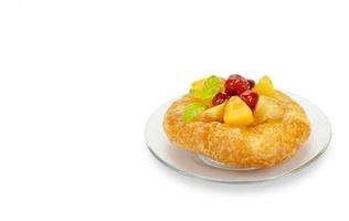 Deens gebakje met fruit geïsoleerd Aan wit achtergrond, knipsel pad foto