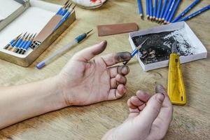 vuil hand- van vrouw Aan bureau foto