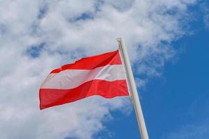 oostenrijks vlag golvend in de wind foto