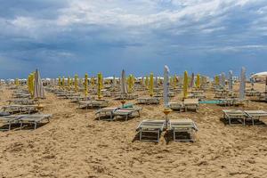 strand met parasols en zon bedden foto