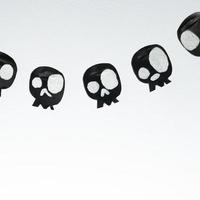 schedels besnoeiing uit van zwart papier Aan een wit achtergrond, voorbereiding voor halloween. foto