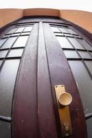 dichtbij omhoog buitenshuis visie van een oud houten dubbele deur