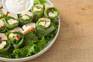groente wrap of salade rolletjes met romige saladesaus foto