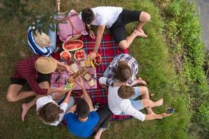 bovenaanzicht van groepsvrienden die genieten van picknicktijd foto