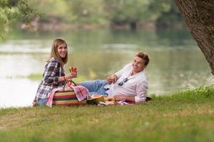 paar in liefde genieten van picknick tijd foto