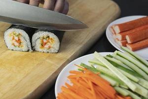 Japans maki sushi rollen portie in oosters restaurant, chef is voorbereidingen treffen Japan traditie kookkunst menu, divers verschillend geassorteerd luxe gemengd gezond aan het eten reeks concept foto