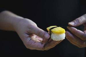 Japans maki sushi rollen portie in oosters restaurant, chef is voorbereidingen treffen Japan traditie kookkunst menu, divers verschillend geassorteerd luxe gemengd gezond aan het eten reeks concept foto