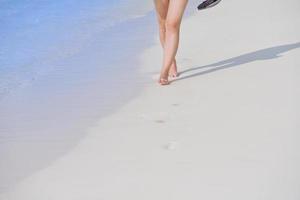 mooie gril op het strand veel plezier foto