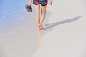 mooie gril op het strand veel plezier foto