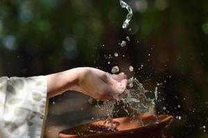 spatten vers water Aan vrouw handen foto