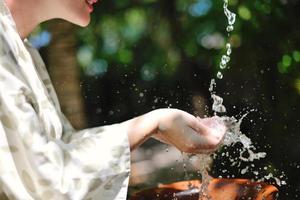 spatten vers water Aan vrouw handen foto