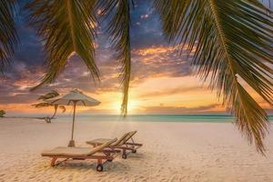 prachtig strand. stoelen op het zandstrand in de buurt van de zee. zomervakantie en vakantieconcept voor toerisme. inspirerend tropisch landschap. rustig landschap, ontspannend strand, tropisch landschapsontwerp foto