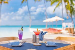 detailopname ochtend- tafel voedsel palm bomen, oneindigheid zwembad cocktails in luxe toevlucht hotel aan het zwembad, buitenshuis restaurant strand, oceaan en lucht, tropisch eiland cafe. zomer vakantie of vakantie, familie reizen