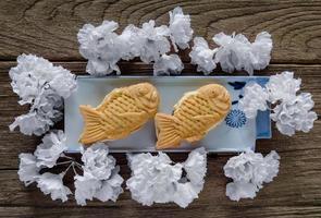 taiyaki cakes Aan hout achtergrond, japans banketbakkerij foto