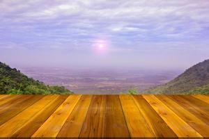 leeg houten bord ruimte platform met ochtend- landschap foto