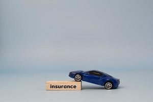 hout blok verzekering auto bedrijf financiën onderhoud ondersteuning concept. foto