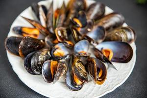 mosselen in schelpen verse zeevruchten maaltijd op tafel kopieer ruimte voedsel achtergrond foto