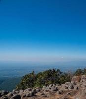 landschap gezichtspunt voor ontwerp ansichtkaart en kalender zomer berg rots blauw lucht wolk helling panorama schemering in bergen phu hin rong kla nationaal park Thailand reizen vakantie wind kom tot rust foto