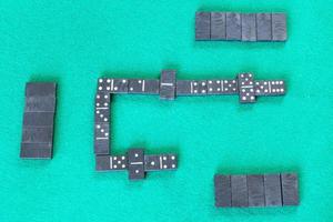 gameplay van dominostenen bord spel met zwart tegels foto