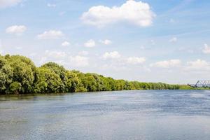 visie van moskee rivier- in kolomna stad Aan zomer dag foto