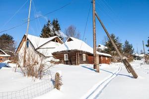 weinig Russisch dorp in zonnig winter dag foto