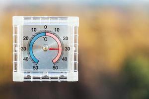 thermometer Aan venster en wazig herfst Woud foto
