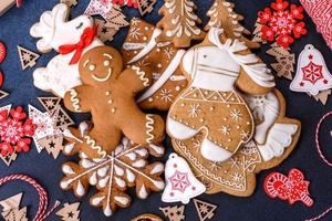 Kerstmis eigengemaakt peperkoek koekjes Aan donker beton tafel foto