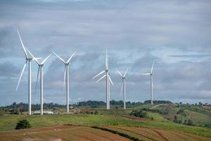 wind turbine Aan klein heuvel in bewolkt dag foto