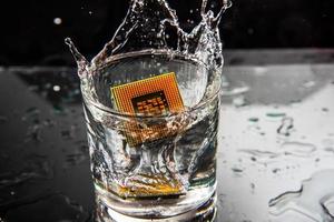 vallen CPU in water glas foto