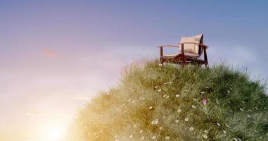 houten stoel Aan klein heuvel met gras veld, milieu en menselijk vriendelijk concept foto